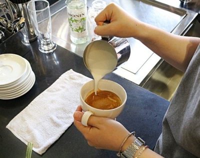 hình cách rót sữa cafe latte
