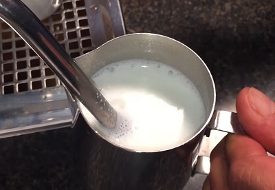 hình cách thổi bọt sữa