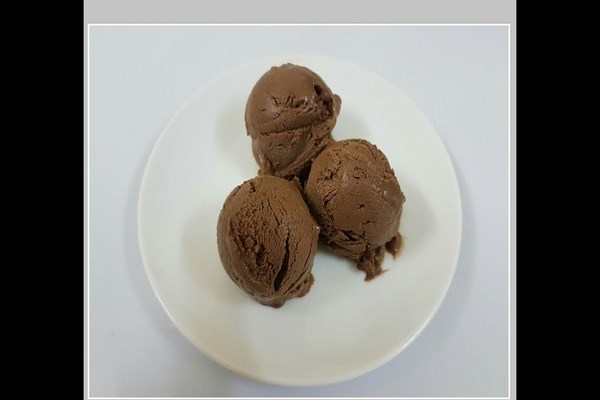 Cách thực hiện kem socola ko cần thiết máy siêu ngon giản dị và đơn giản bên trên nhà