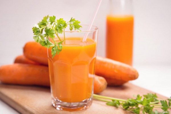 Uống nước ép cà rốt